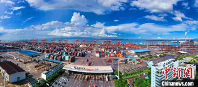 图为北部湾港钦州港区集装箱码头全貌。毕荣星 摄