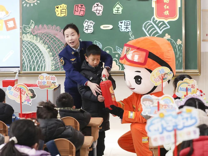 2月13日，消防员在江苏淮安生态文化旅游区沁春路小学给学生讲解消防安全知识。新华社发（赵启瑞摄）