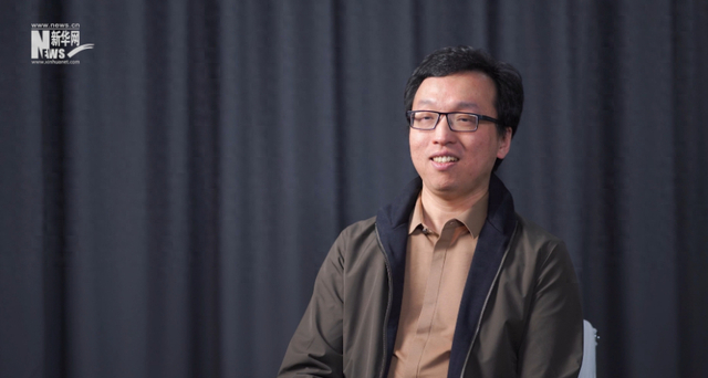 图为在第四范式创始人、CEO戴文渊接受新华网专访