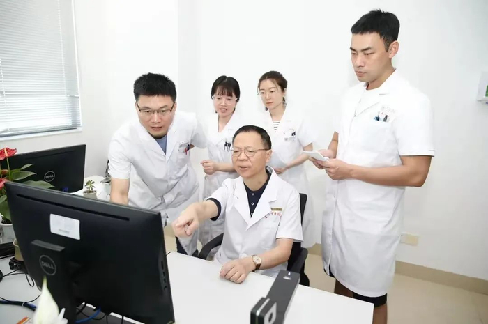 △易晓彬教授带教年轻医生