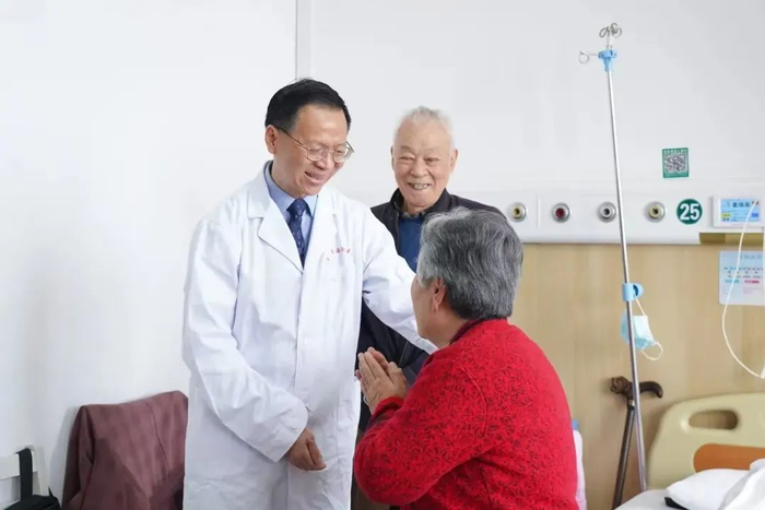 △易晓彬教授查房时与患者亲切沟通