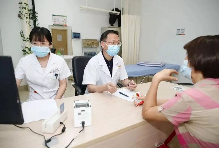 △易晓彬教授在门诊看诊