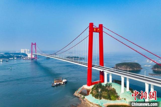 图为2024年12月29日，广西滨海公路龙门大桥正式通车。 王希 摄