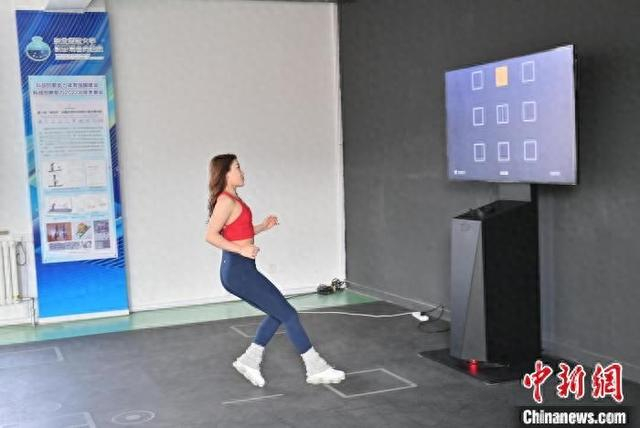 王诗玥在东北师范大学接受“速度灵敏性认知测试及训练系统”训练。 张瑶 摄