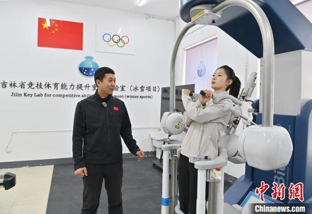 东北师范大学运动员利用“等速肌力测试与训练系统”测试核心力量。 张瑶 摄