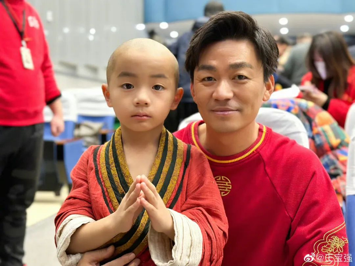▲2023年春晚后台，王宝强与少林寺孩子合影