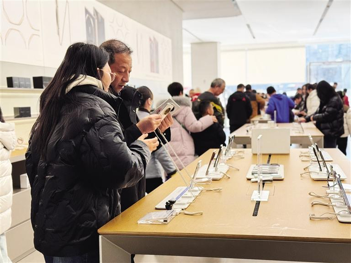     兰州某手机销售门店人气爆棚