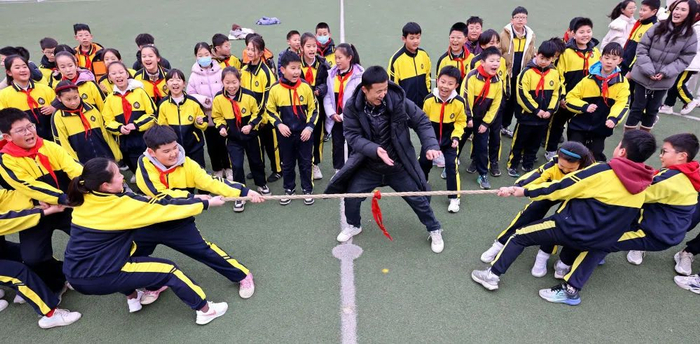 2月14日，山东省枣庄市市中区东湖小学学生们在参加拔河比赛。新华社发（孙中喆摄）