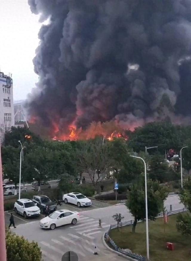 网友拍摄的火灾现场。（视频截图）