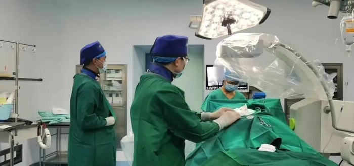 △易晓彬教授为患者实施镇痛手术