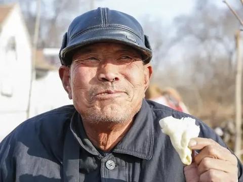 去儿子家养老，儿媳连点半个月外卖，70岁大爷醒悟：怪我太天真