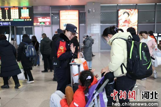 图为邯郸东站派出所民警提醒旅客注意旅行安全。 陈增凯 摄
