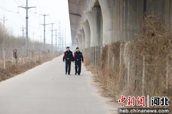 图为邯郸东站派出所民警在高铁沿线进行安全巡查。 陈增凯 摄