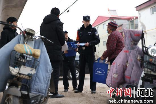 图为邯郸东站派出所民警在沿线村庄开展爱路护路宣传。 陈增凯 摄