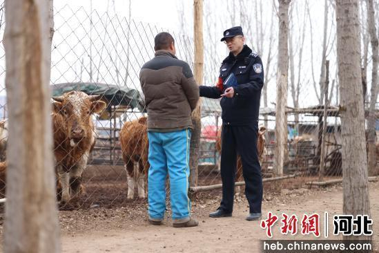 图为邯郸东站派出所民警对沿线牧户进行安全教育。 陈增凯 摄