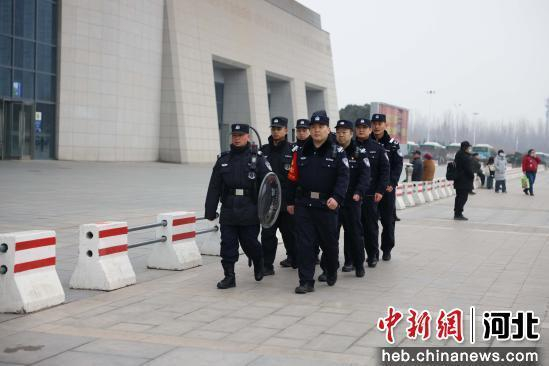 图为邯郸东站派出所民警与地方特警联合巡逻。 陈增凯 摄