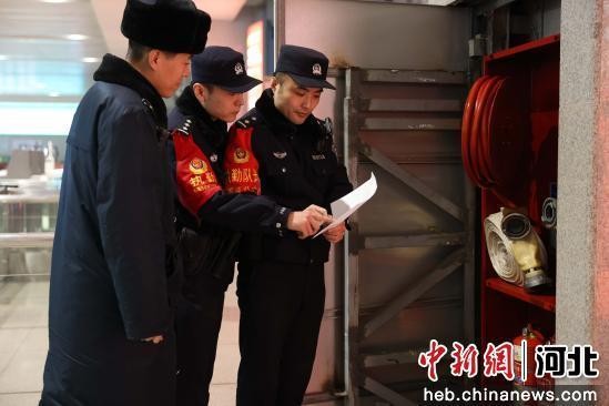 图为邯郸东站派出所民警在候车室检查消防器材。 陈增凯 摄