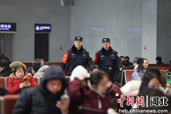 图为邯郸东站派出所民警在候车室巡逻。 陈增凯 摄