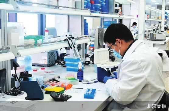 齐禾生科实验室内一名研究员正在进行测试实验。