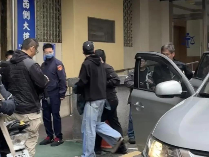 王大陆今天早上进入新北检侦查大楼画面，图源：台媒