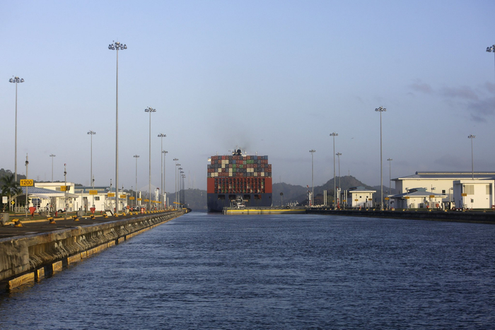 当地时间2025年2月7日，巴拿马，船只通过巴拿马运河上的船闸。图/IC photo