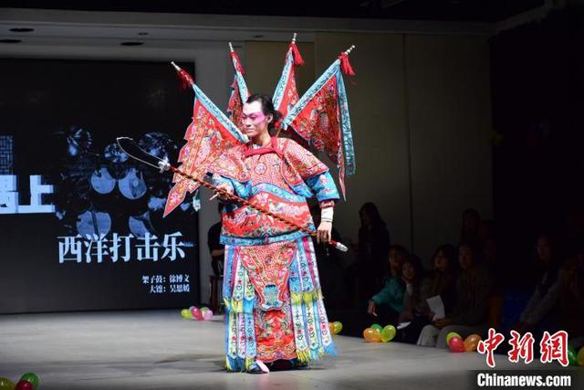 张昙昊表演“当戏曲打击乐遇上西洋打击乐”节目。 马芙蓉 摄