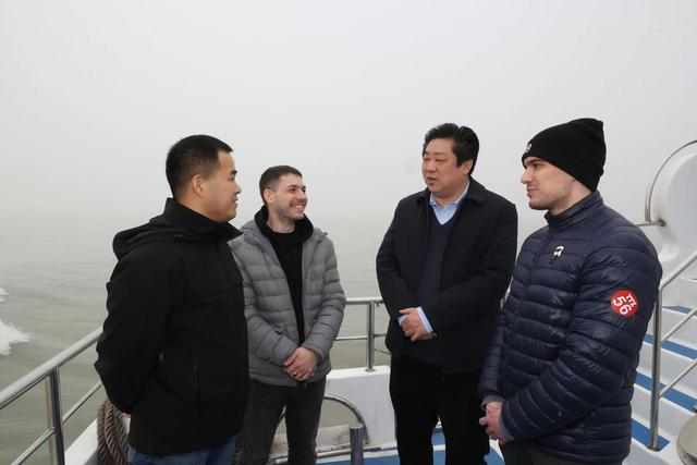 无锡市市长赵建军与中外游客交流。 图片来源：无锡发布