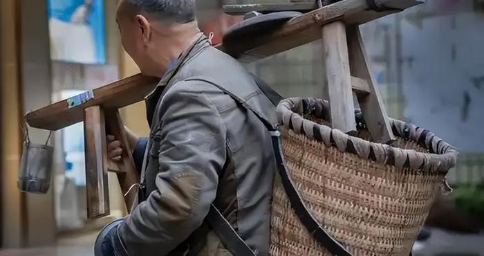 故事：82年冬天，女人留磨刀人吃了顿饭，他一句话救了丈夫一命