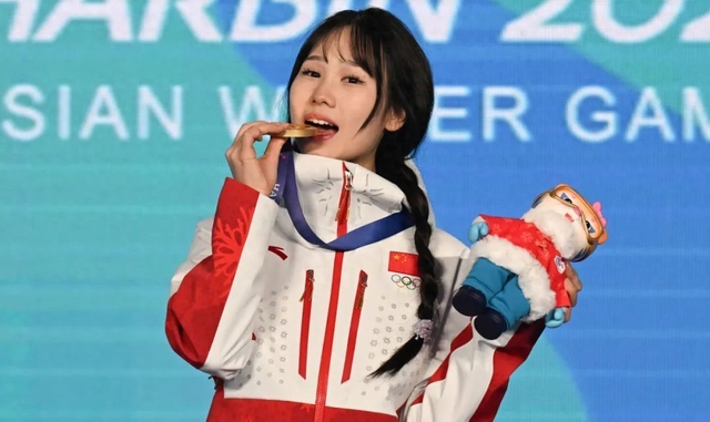 2月12日，自由式滑雪女子大跳台比赛，刘梦婷庆祝夺冠。图源：新华社