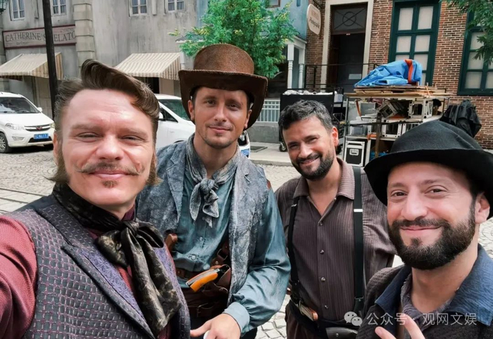 参与《唐探1900》的外国演员在片场合影