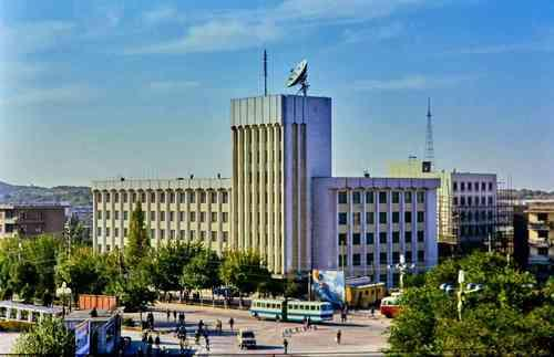 　　1985年10月，摄影家李向东从乌鲁木齐市北门街心花园拍摄当时的新疆电教馆（新疆教育电视台）。（李向东供图）