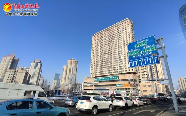 　　2025年2月6日，站在北门地铁站口，金和大厦伫立，蓝天高远，阳光灿烂。记者赵剑尘摄