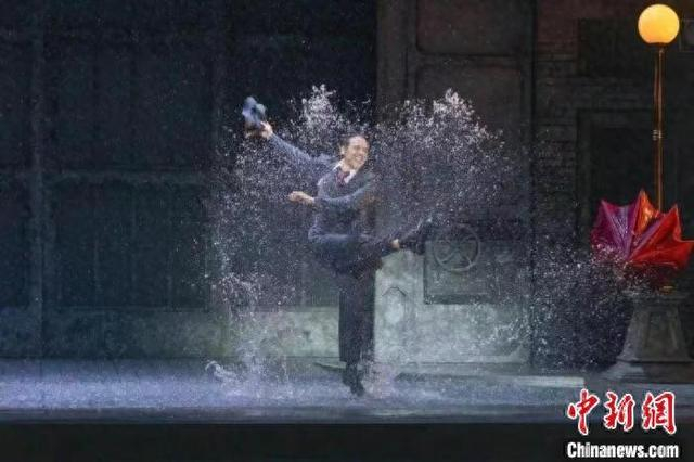 音乐剧《雨中曲》北京热演。国家大剧院供图