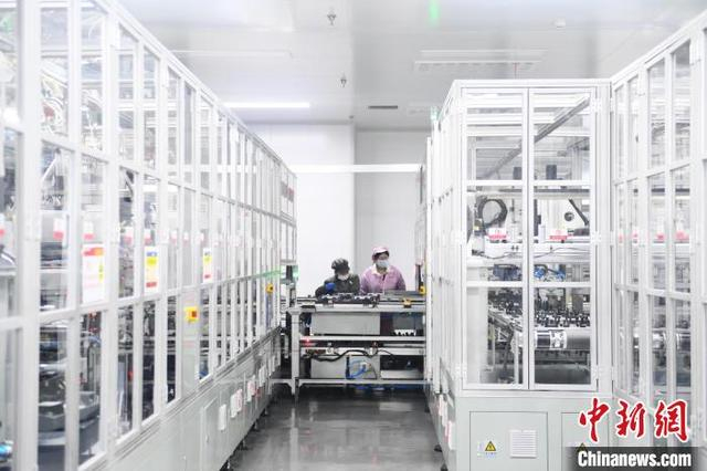 2月18日，甘肃省酒泉市酒泉经济技术开发区酒泉南都电源有限公司内，自动生产设备进行储能电池生产。中新社记者 李亚龙 摄