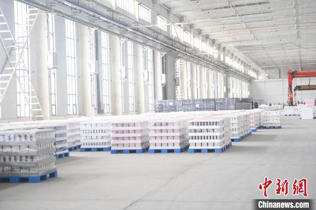 2月18日，甘肃省酒泉市酒泉经济技术开发区酒泉南都电源有限公司内，储能电池等待出口。中新社记者 李亚龙 摄