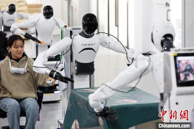 2月18日，在智元机器人张江数据采集中心内，多台人形机器人“学徒”正与数据采集师协同作业。中新社记者 汤彦俊 摄