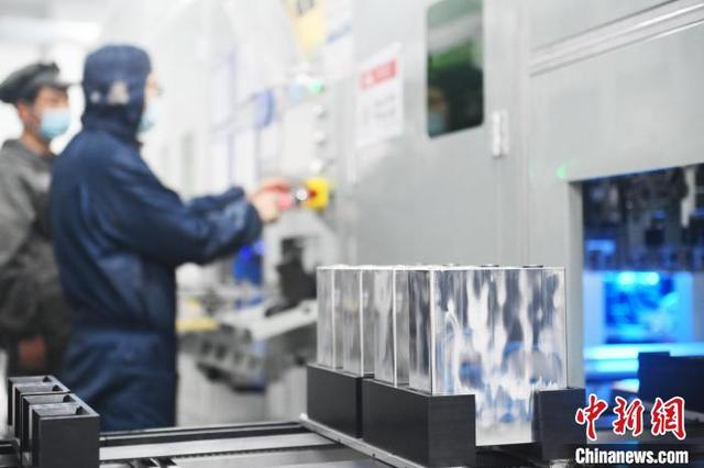 2月18日，甘肃省酒泉市酒泉经济技术开发区酒泉南都电源有限公司内，自动生产设备进行储能电池生产。中新社记者 李亚龙 摄