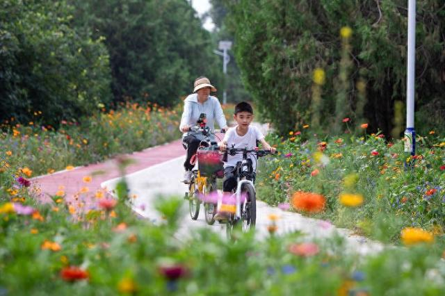 北京市丰台永定河亲水绿道，市民正在骑行。受访者供图