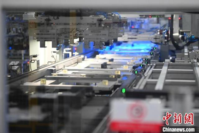 2月18日，甘肃省酒泉市酒泉经济技术开发区酒泉南都电源有限公司内，自动生产设备进行储能电池生产。中新社记者 李亚龙 摄