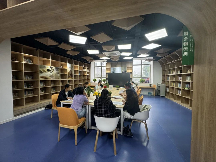 江苏省如皋第一中等专业学校教师在图书馆开会备课 苏娅 摄