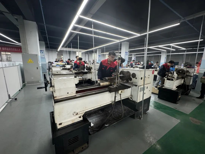 江苏省如皋第一中等专业学校，学生在上实操课。苏娅 摄