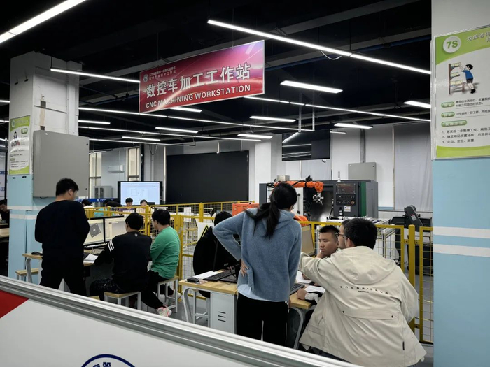 江苏省如皋第一中等专业学校的学生在上课。苏娅 摄