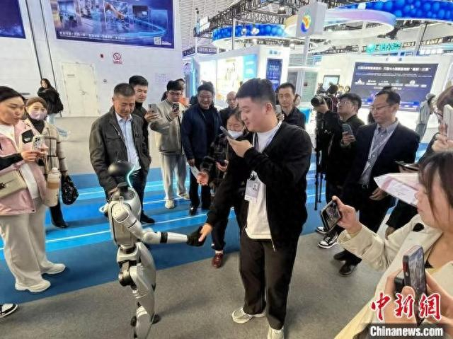 世界互联网大会乌镇峰会期间，观众与机器人互动。奚金燕 摄