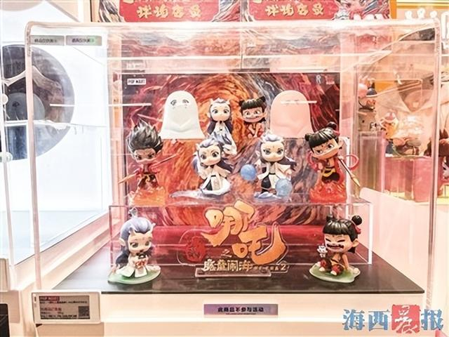 店内展示的“《哪吒之魔童闹海》天生羁绊系列”手办盲盒（非卖品）。 记者 黄晶晶 摄