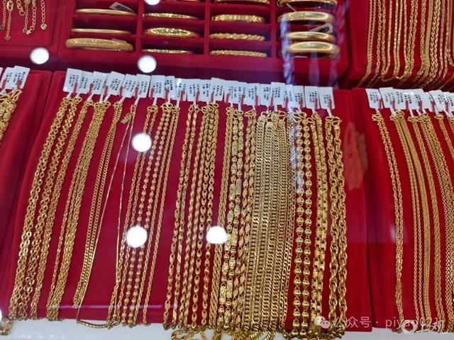 金饰等贵重商品不实行“无理由退换”。任翀 摄