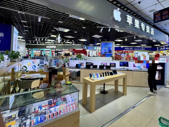 人民南路某数码卖场的一家“苹果专卖店”