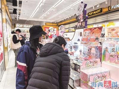 消费者到泡泡玛特门店了解哪吒周边盲盒情况。记者 黄晶晶 摄