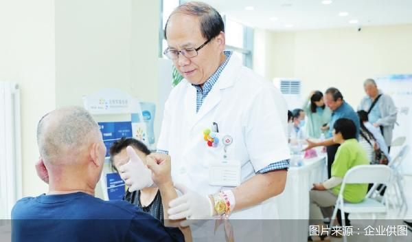 北京罕萌诊所内医生在为患者进行健康评估。