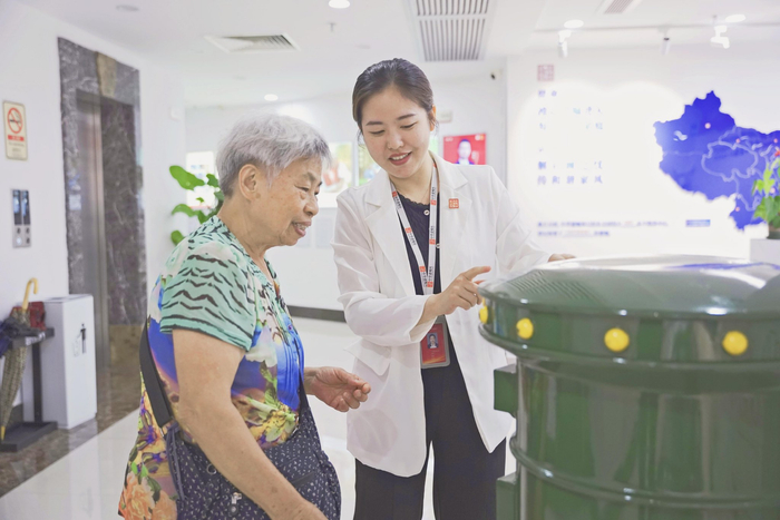 中华遗嘱库工作人员为市民介绍幸福留言服务。  受访者供图