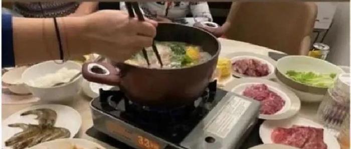 郭晶晶霍启刚一家的晚餐照，打破了人们对豪门的认知，网友：难怪孩子教育这么好！